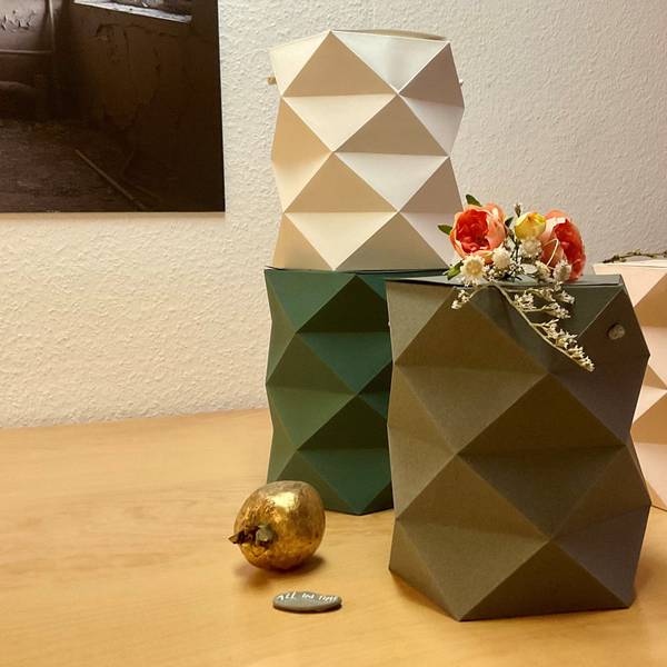 Verschieden farbige Schmuckurnen aus Papier