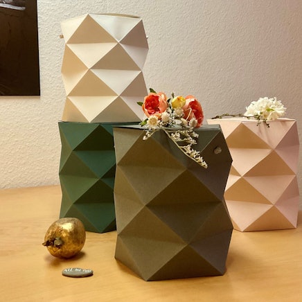 Verschieden farbige Schmuckurnen aus Papier