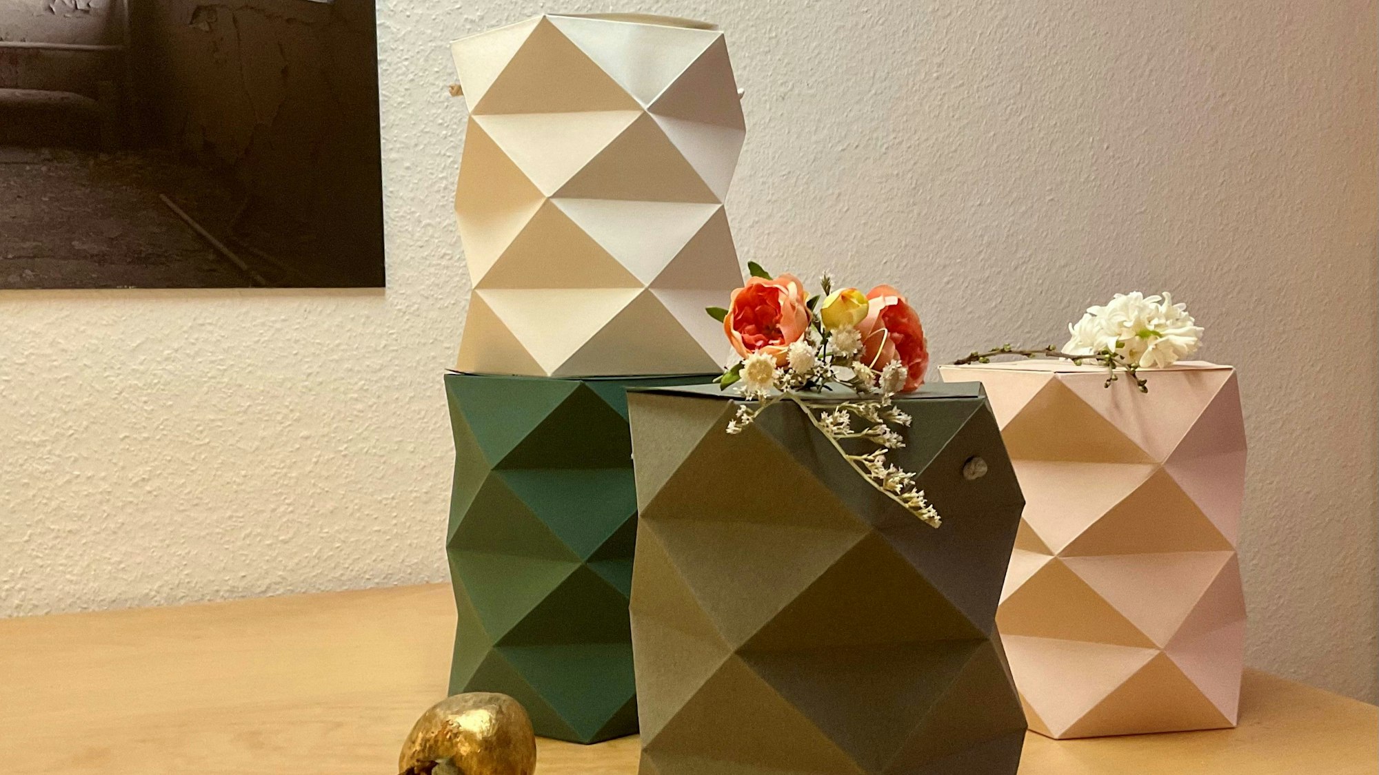 Verschieden farbige Schmuckurnen aus Papier