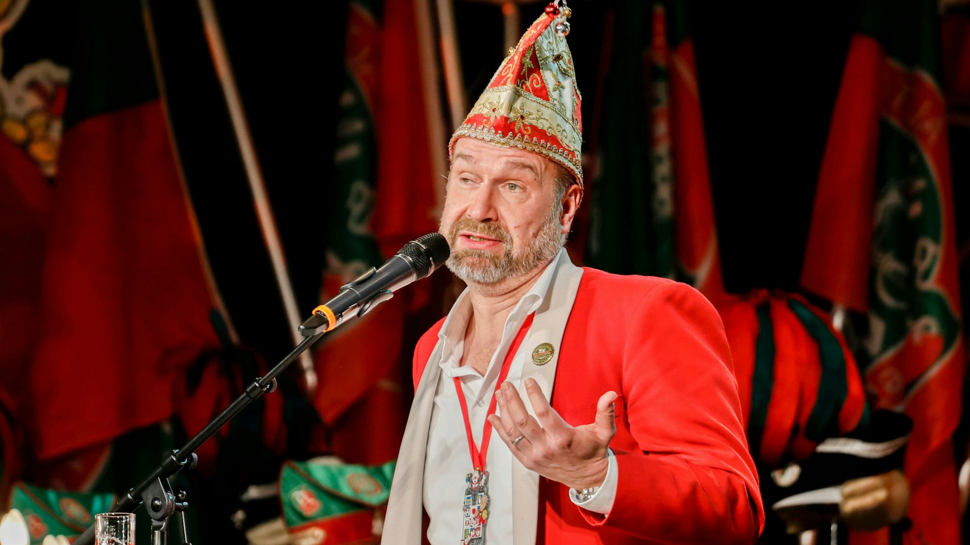 Volker Weininger als „Sitzungspräsident“ in der Bütt