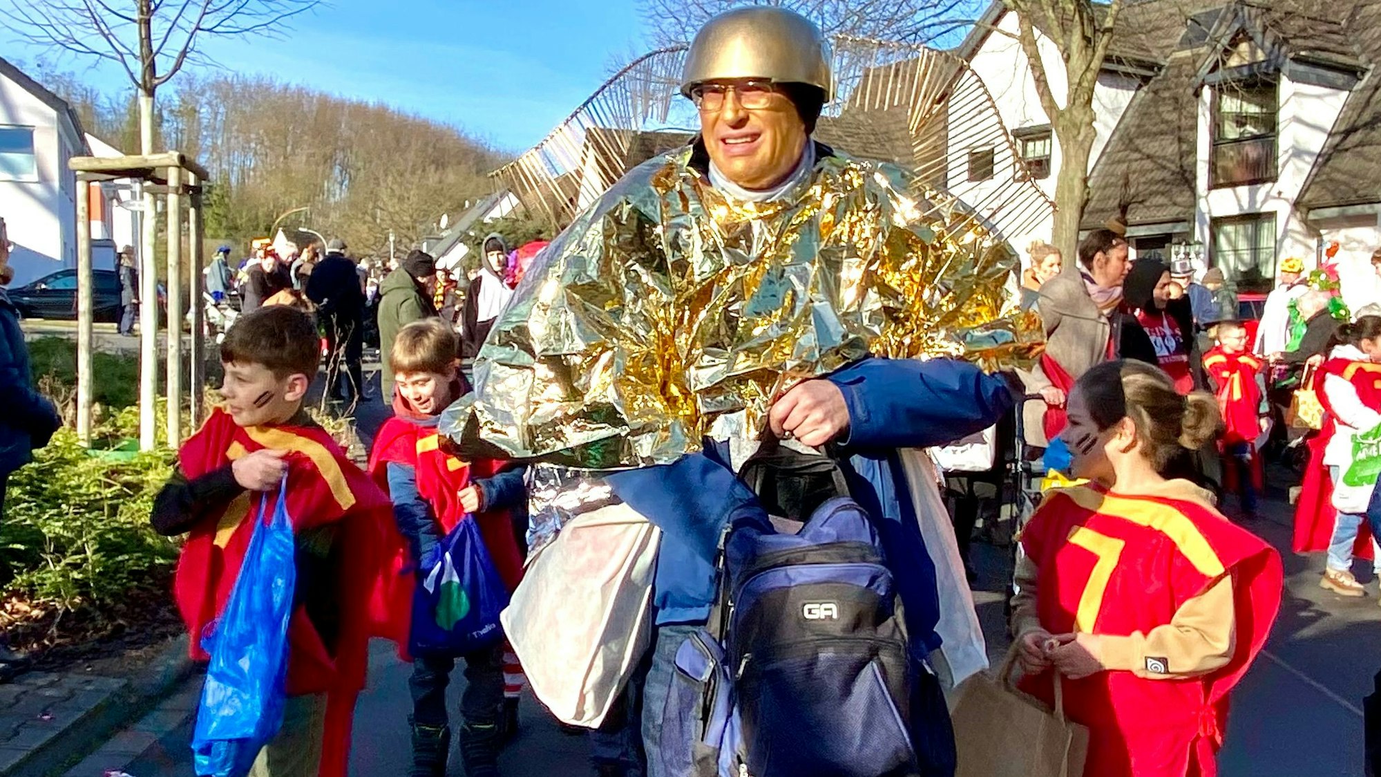 Zu sehen sind bunt kostümierte Jecke.