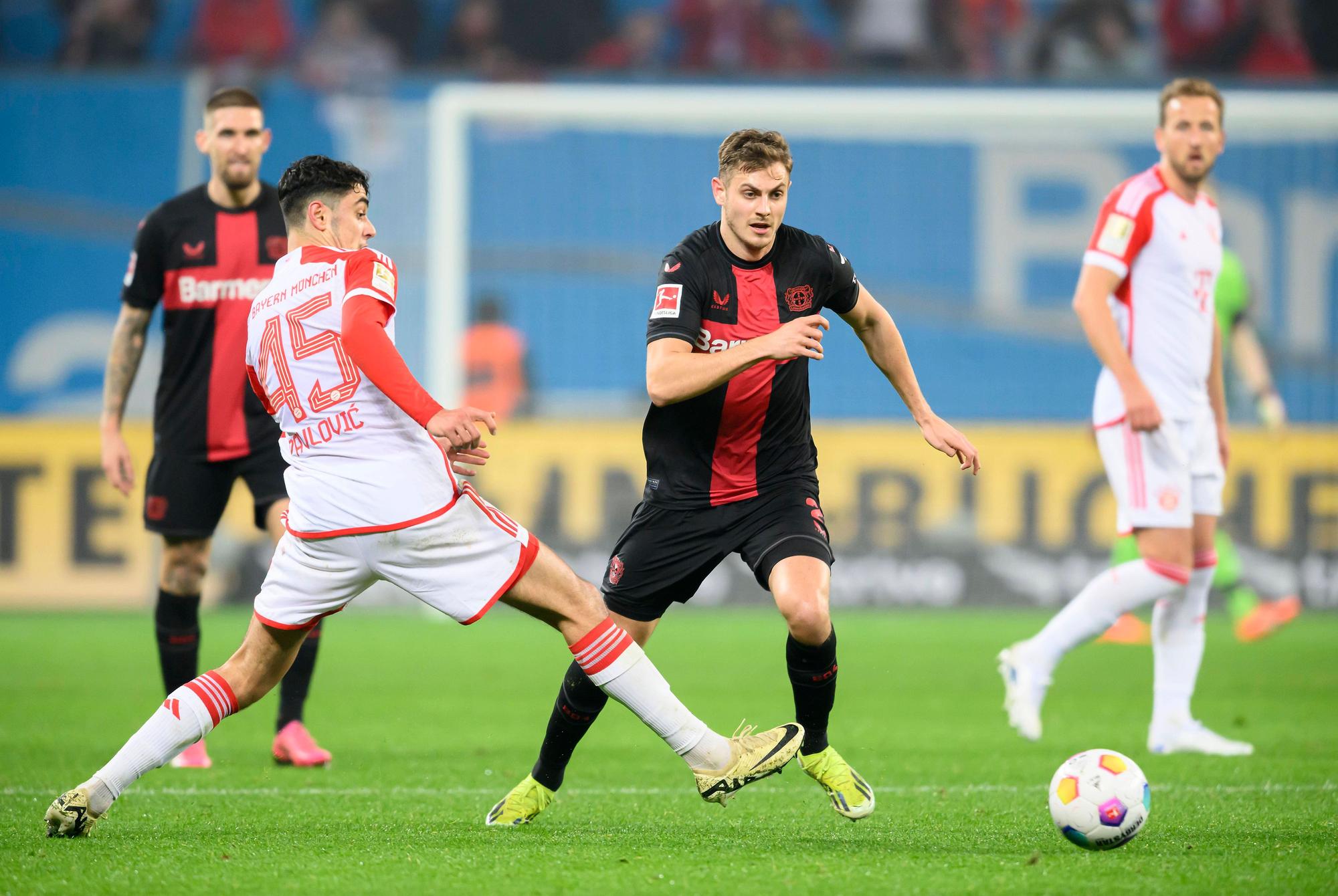 Josip Stanišić im Zweikampf mit dem Bayern-Spieler Pavlovic.