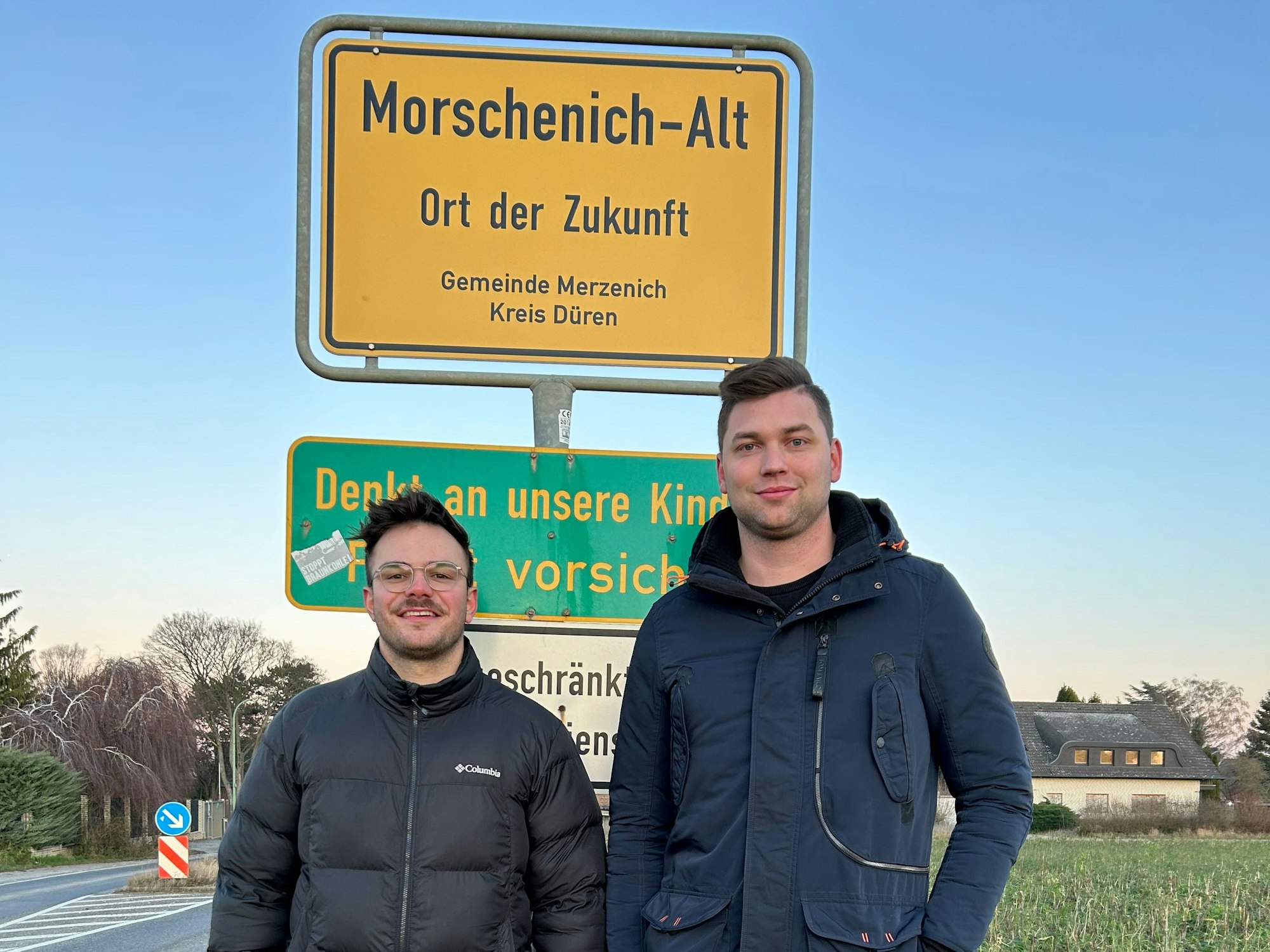 Die Rücksiedler Lennart Bongart und Calvin Köcher (links) beim Besuch in ihrem alten Dorf.