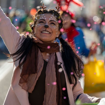 Beim Veedelszug in Zollstock gab es viele kreative Kostüme, Kamelle und Strüssjer.
