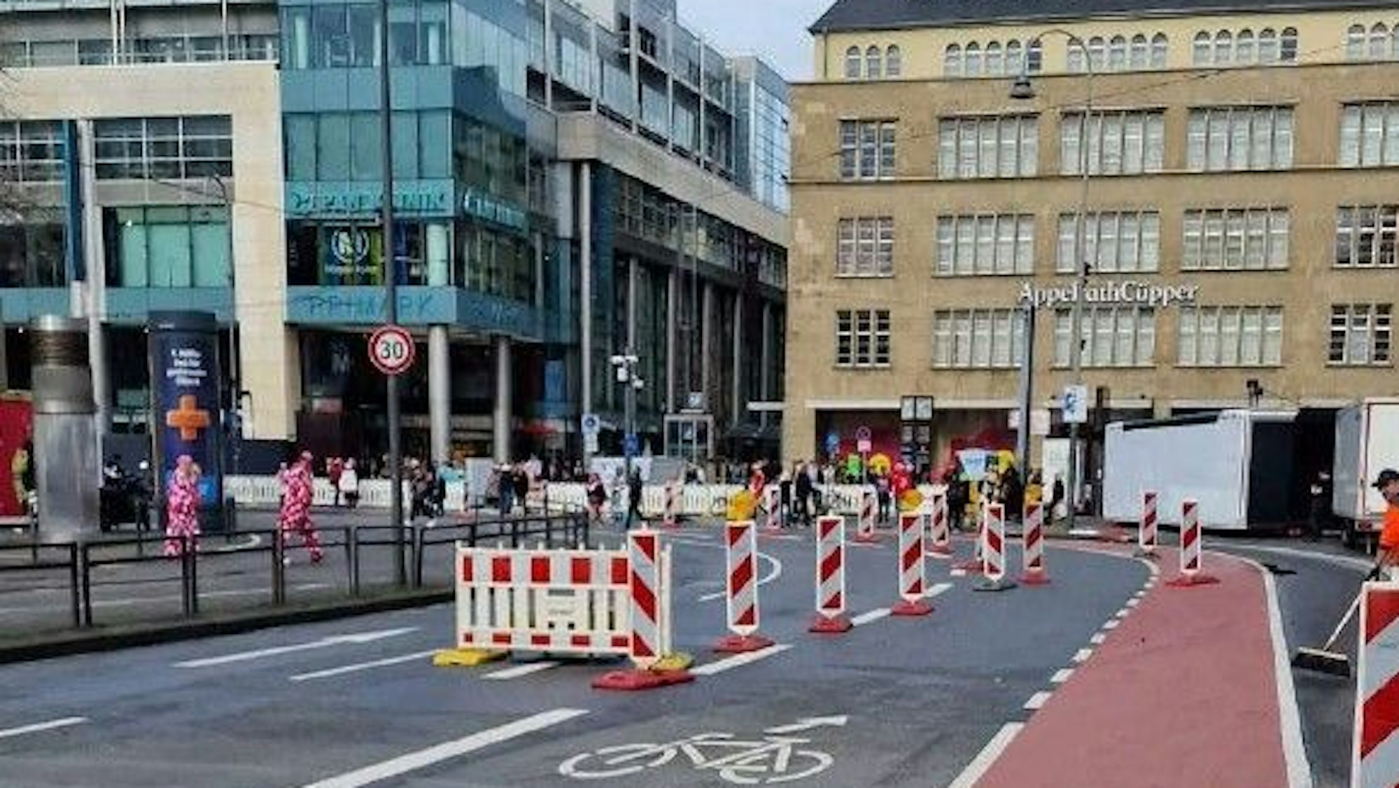 Am Samstag war die Zufahrt zur Apostelnstraße vom Neumarkt an gesperrt.