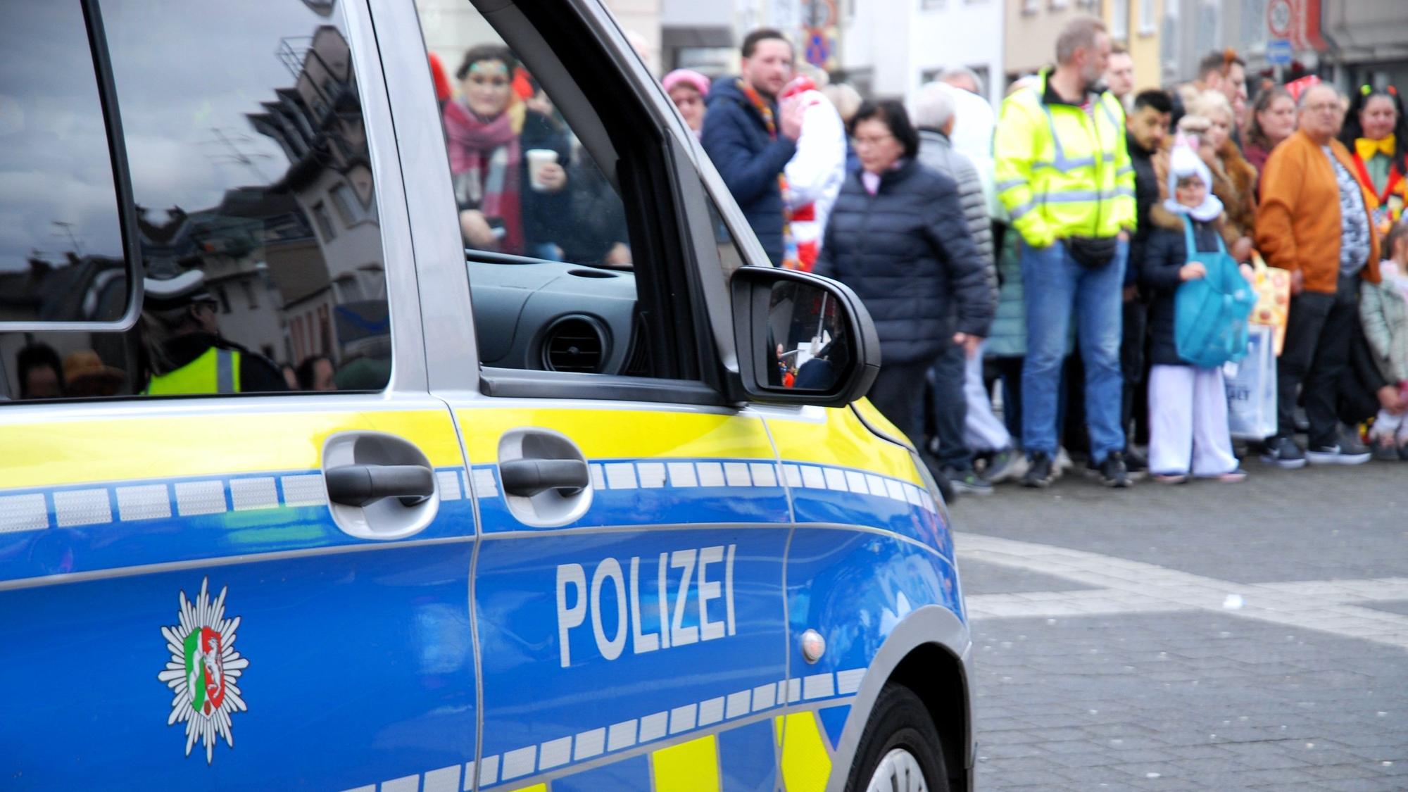 Das Bild zeigt einen Streifenwagen am Karnevalszug.