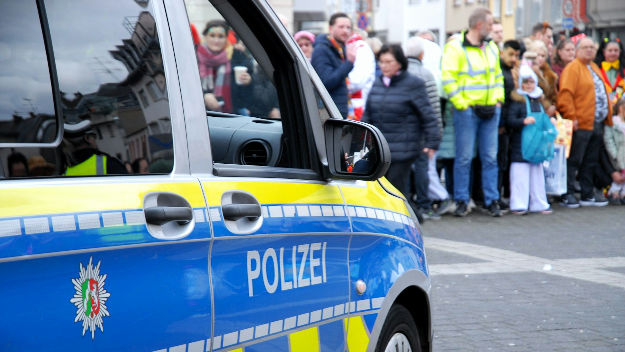 Das Bild zeigt einen Streifenwagen am Karnevalszug.