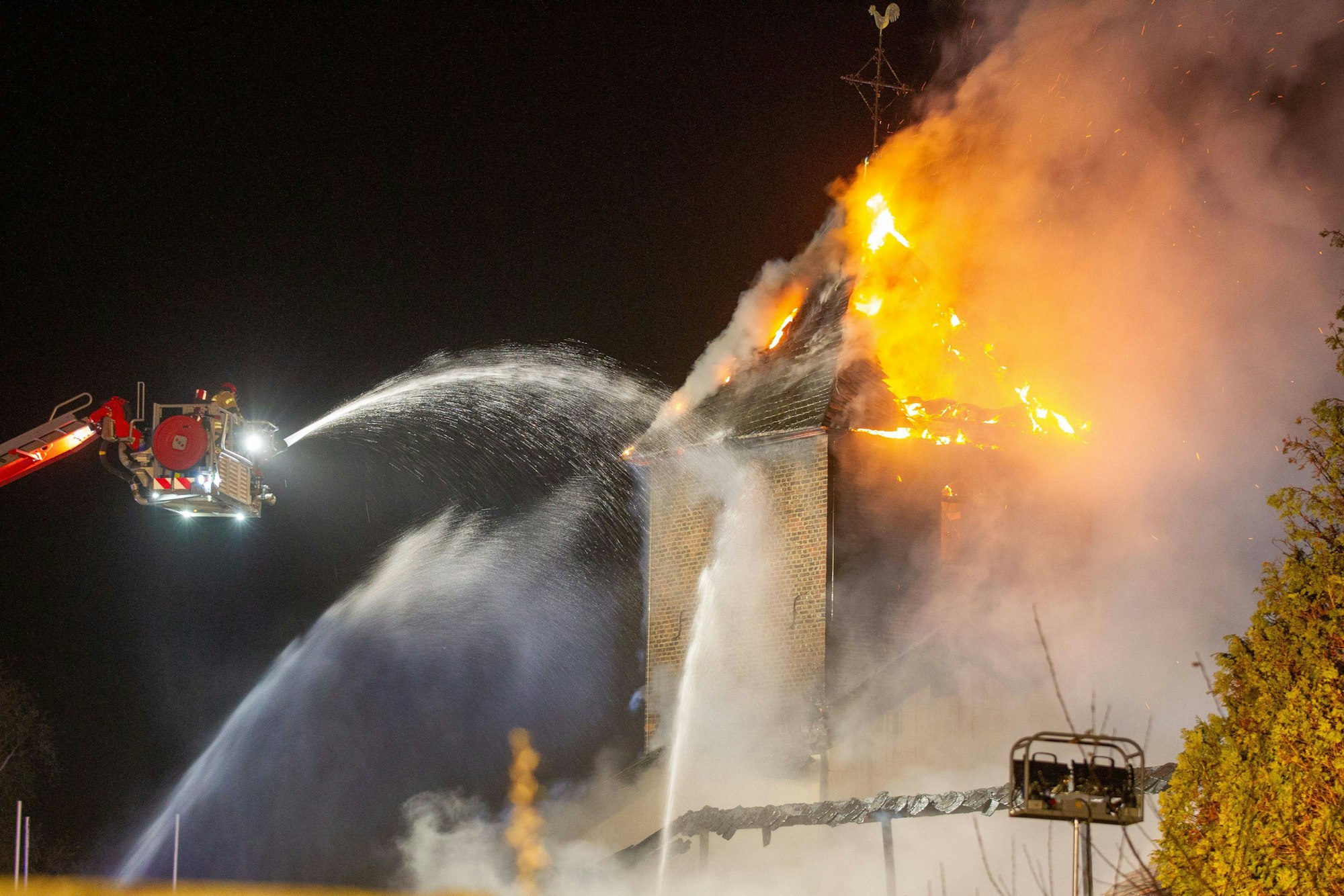 17.04.2023, Nordrhein-Westfalen, Morschenich: Einsatzkräfte der Feuerwehr löschen den Brand in einer Kirche. In einer Kirche in dem am Rande des Braunkohletagebaus Hambach liegenden Ort Morschenich ist ein Feuer ausgebrochen.
