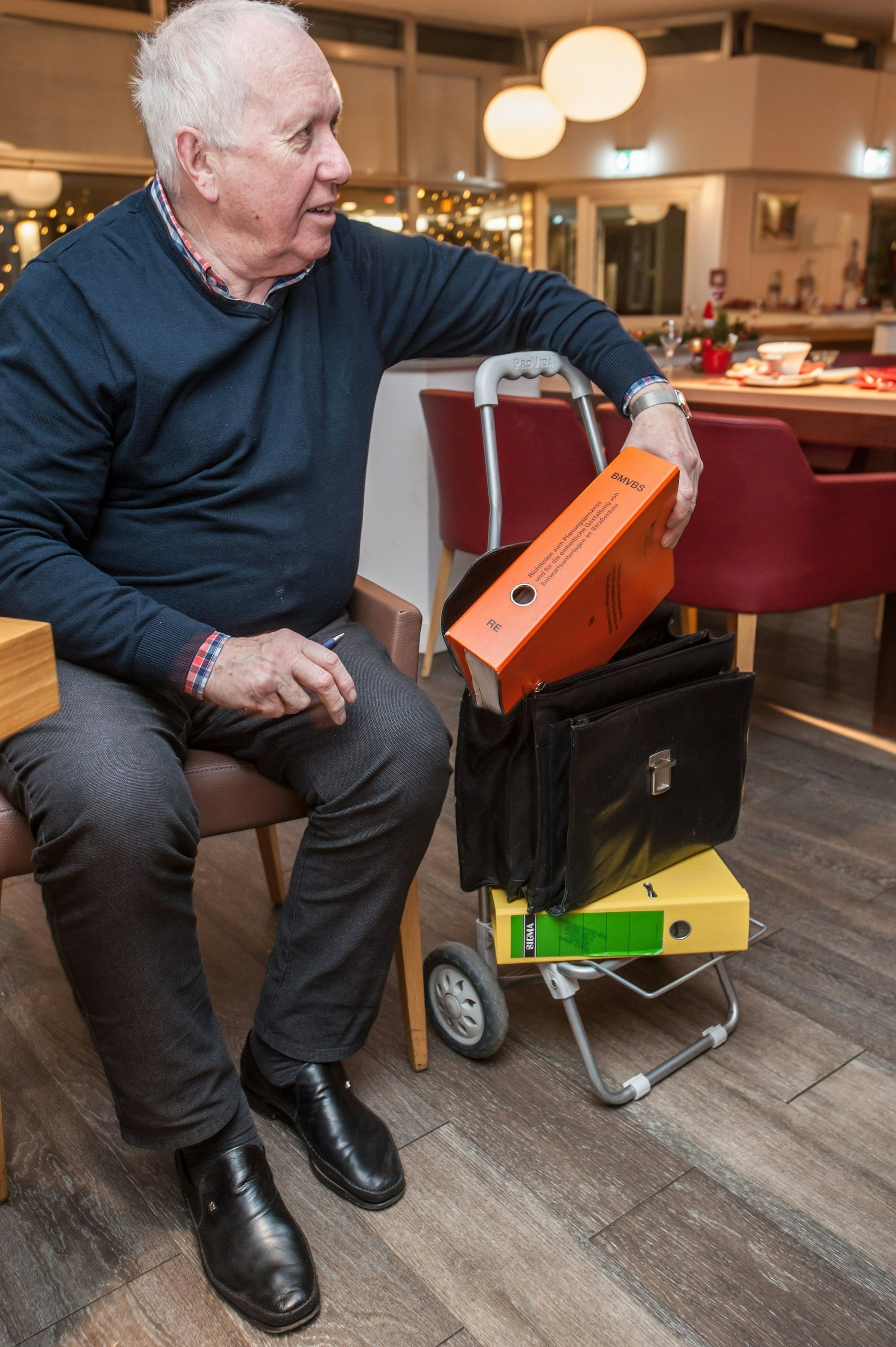 Schoofs mit Autobahn-Akten.