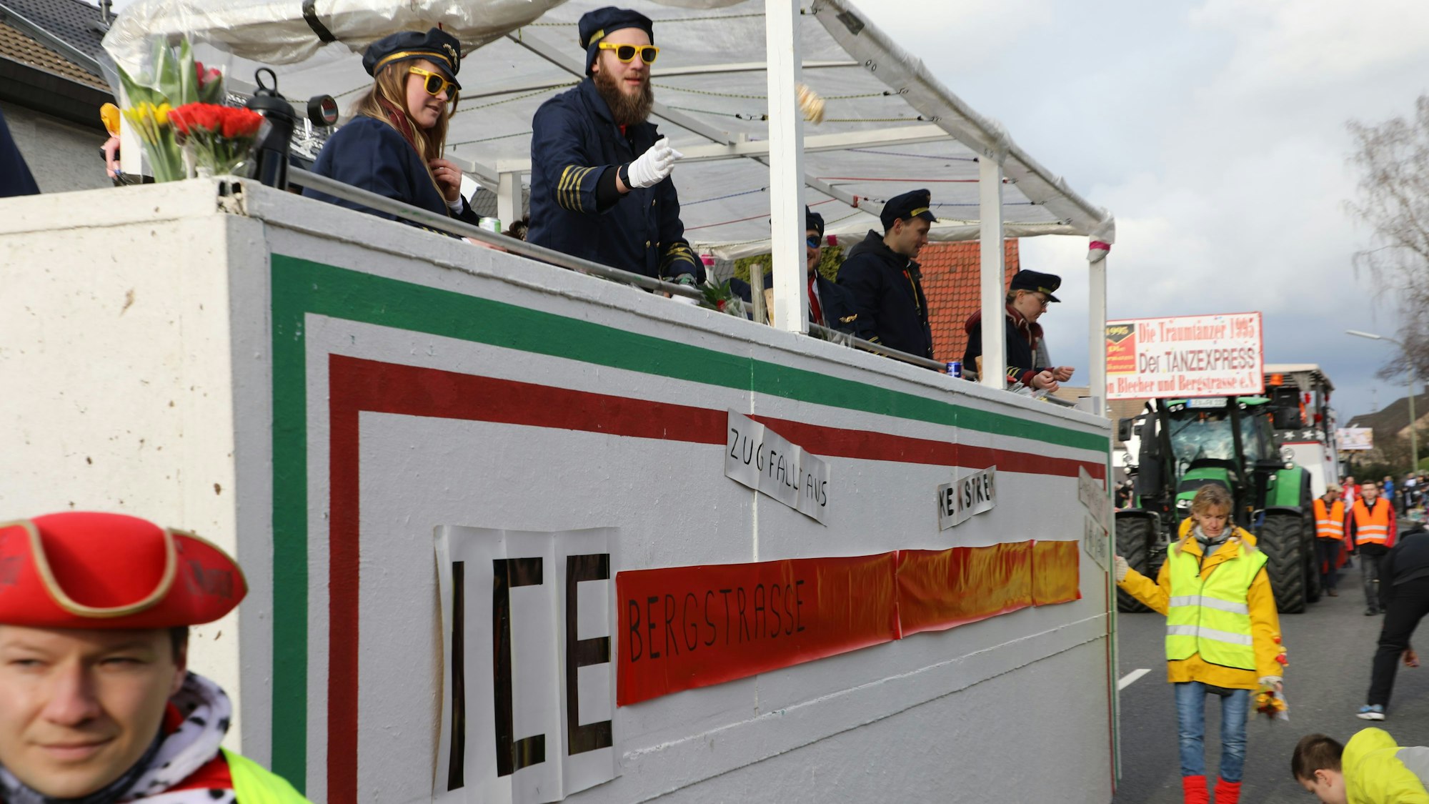 Ein Karnevalswagen ist wie ein ICE beschriftet.