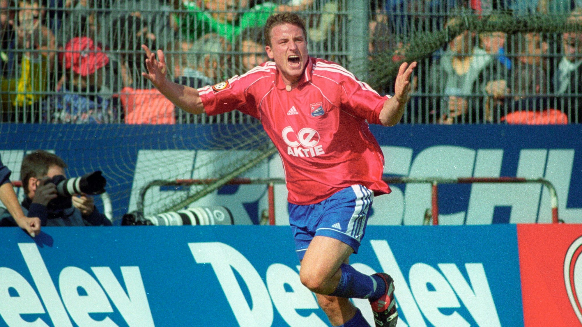 Der Torschütze Markus Oberleitner Unterhaching jubelt nach seinem Treffer zum 2:0 gegen Leverkusen.