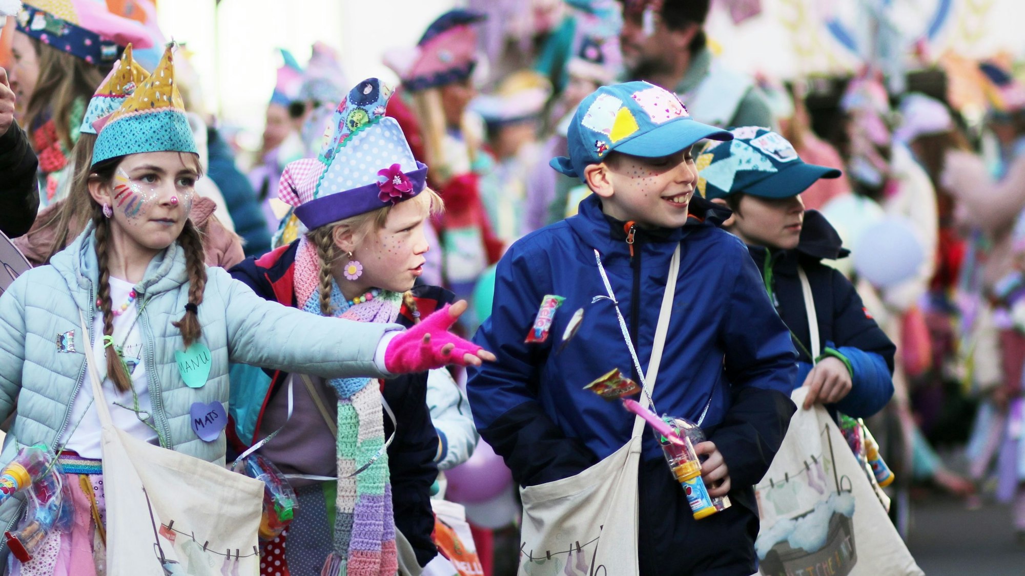 Farbenfroh und jeck war der Umzug am Karnevalsdienstag 2024 in Dellbrück mit den Schülerinnen und Schüler der KGS Dellbrück.