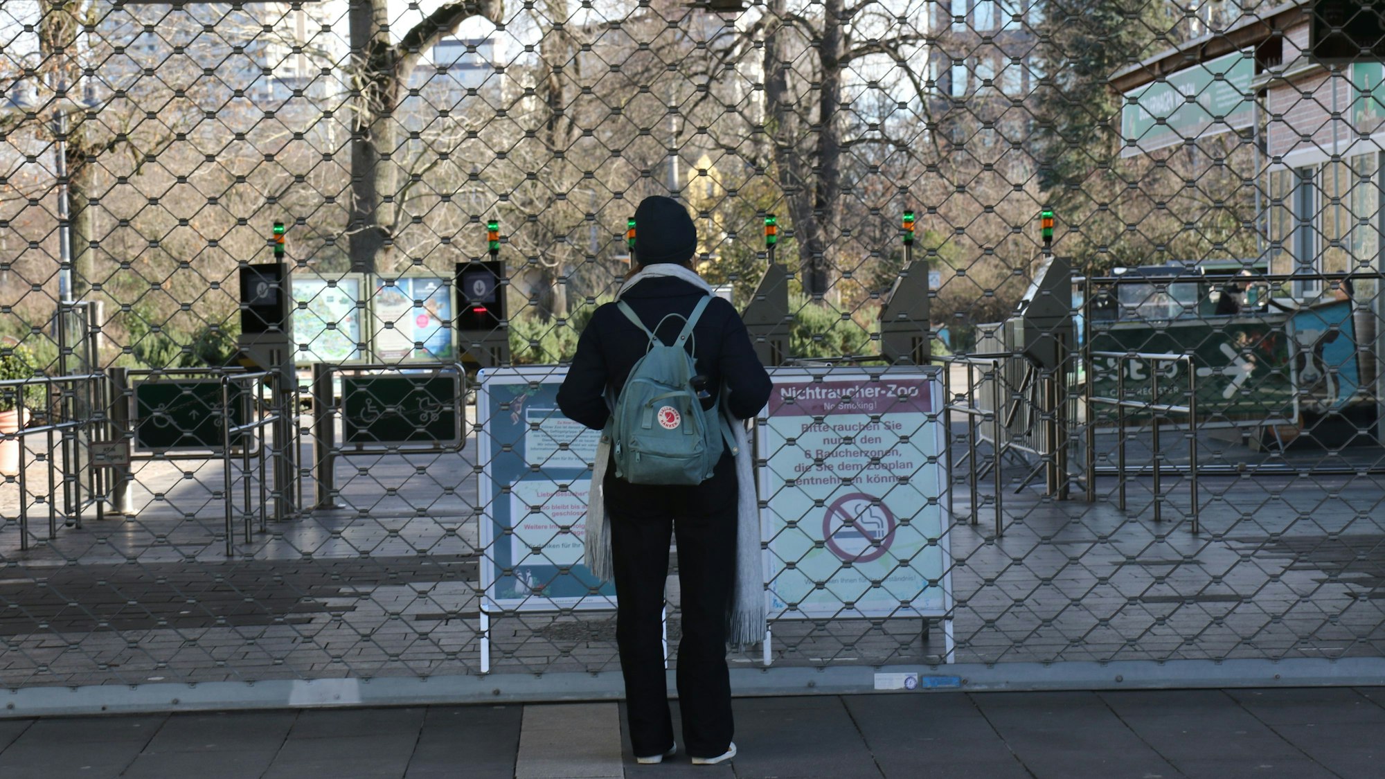 13.02.2024, Köln: Ein Hinweisschild vor dem Haupteingang des Kölner Zoos vertröstet die Besucher. Wegen eines Falls von Geflügelgrippe bleibt der Tierpark bis auf weiteres geschlossen. Foto: Arton Krasniqi