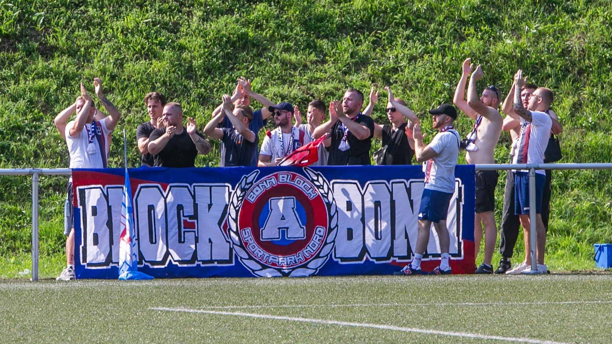 Aufnahme einer Gruppe von 15 Fußballfans