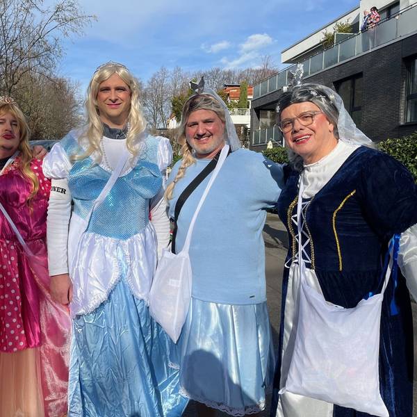 „Prinzessinnen“ beim Karnevalszug in Junkersdorf.