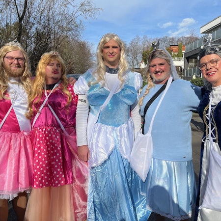 „Prinzessinnen“ beim Karnevalszug in Junkersdorf.