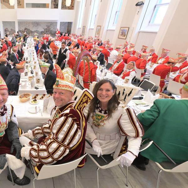 Das Bergisch Gladbacher Dreigestirn sitzt auf dem Podium beim Prinzenessen 2024.