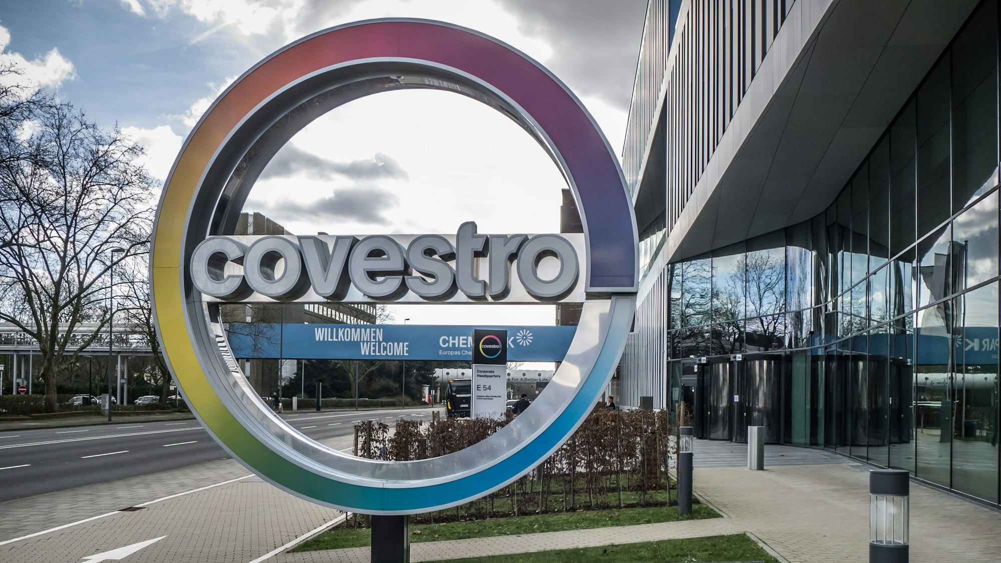 Das Covestro-Hauptquartier an der B 8