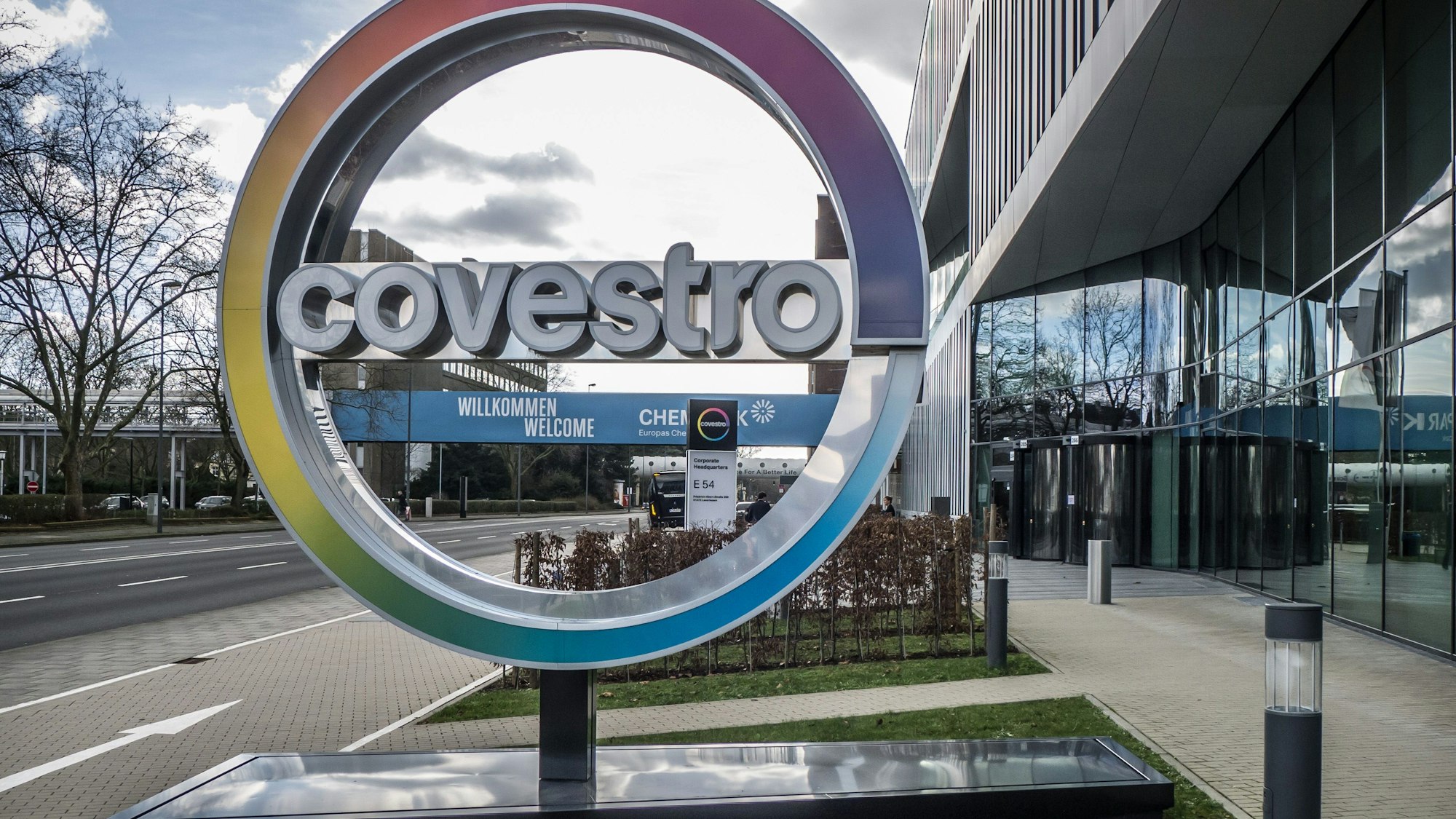 Covestro-Logo vor dem Firmensitz in Leverkusen.