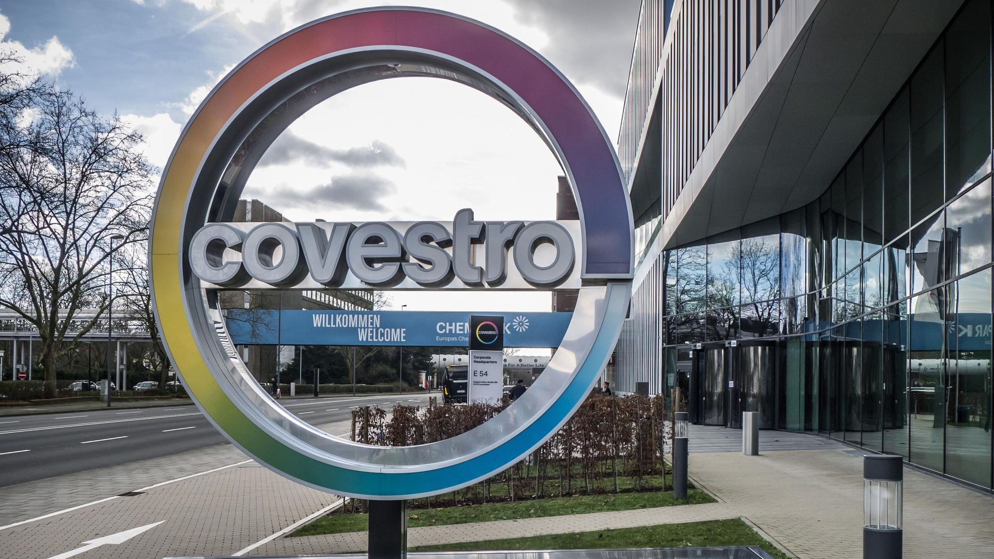 Covestro-Logo vor der Konzernzentrale in Leverkusen.