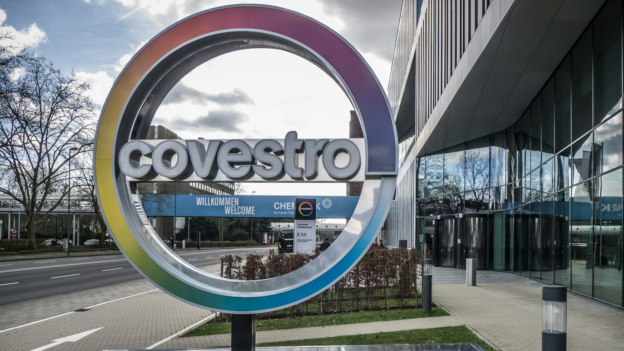 Covestro-Logo vor der Konzernzentrale in Leverkusen.