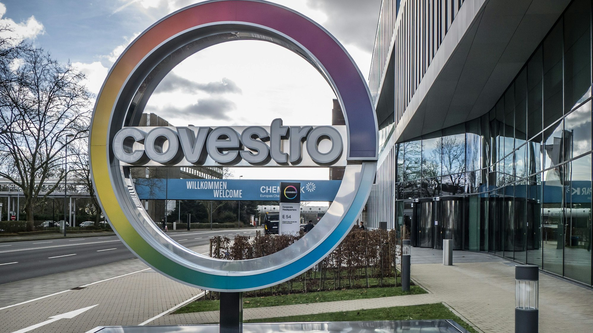 Das Logo von Covestro vor der Firmenzentrale in Leverkusen.