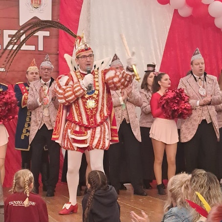 Markus I., Prinz in Niederkassel-Rheidt, singt im Festzelt auf dem Niederkasseler Rathausplatz im Prinzenornat seinen Sessionshit "Für et Dörp".
