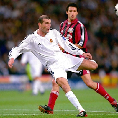Zinedine Zidane (Real) zieht ab, dahinter Ballack (Leverkusen)