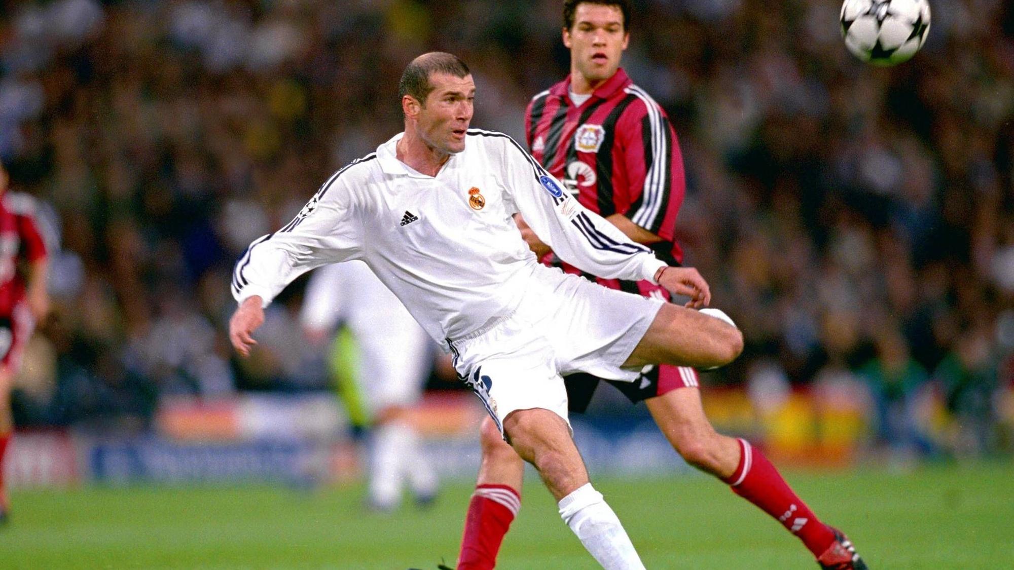 Zinedine Zidane (Real) zieht ab, dahinter Ballack (Leverkusen)
