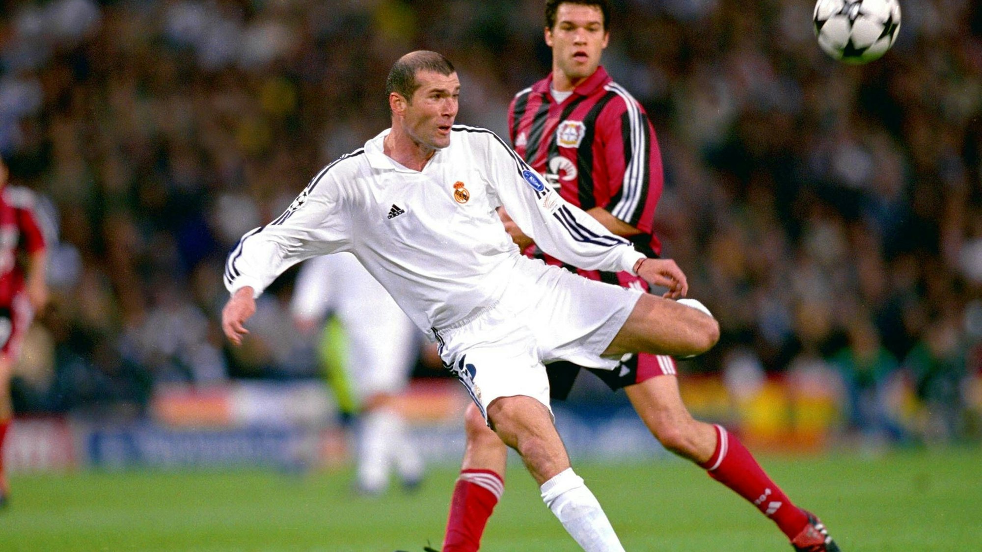 Zinedine Zidane (Real) zieht ab, dahinter Ballack (Leverkusen)