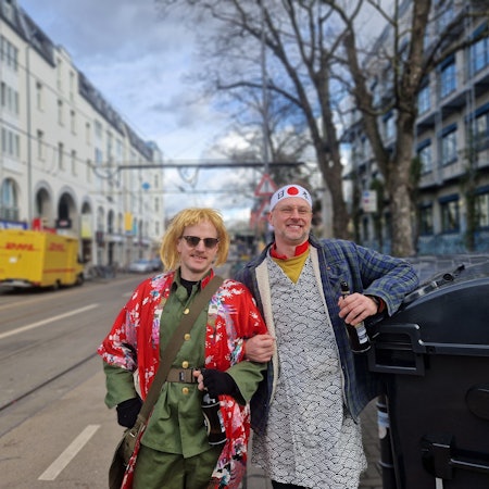 Zwei verkleidete Männer stehen auf einer Straße.