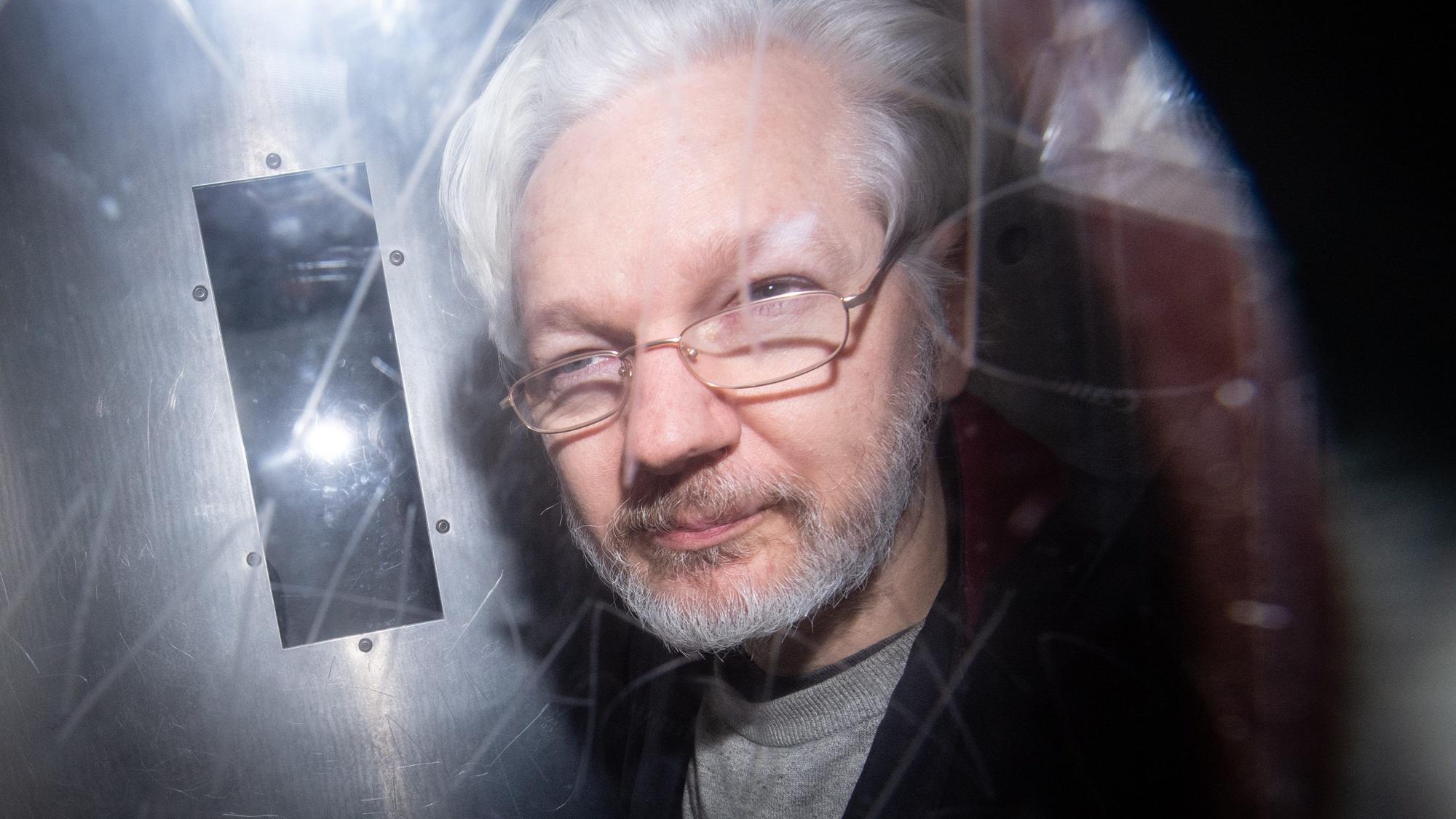 Wikileaks-Gründer Julian Assange verlässt das Gericht Westminster Magistrates Court nach einer Anhörung zum Auslieferungsgesuch der USA. Aufgenommen 2020.