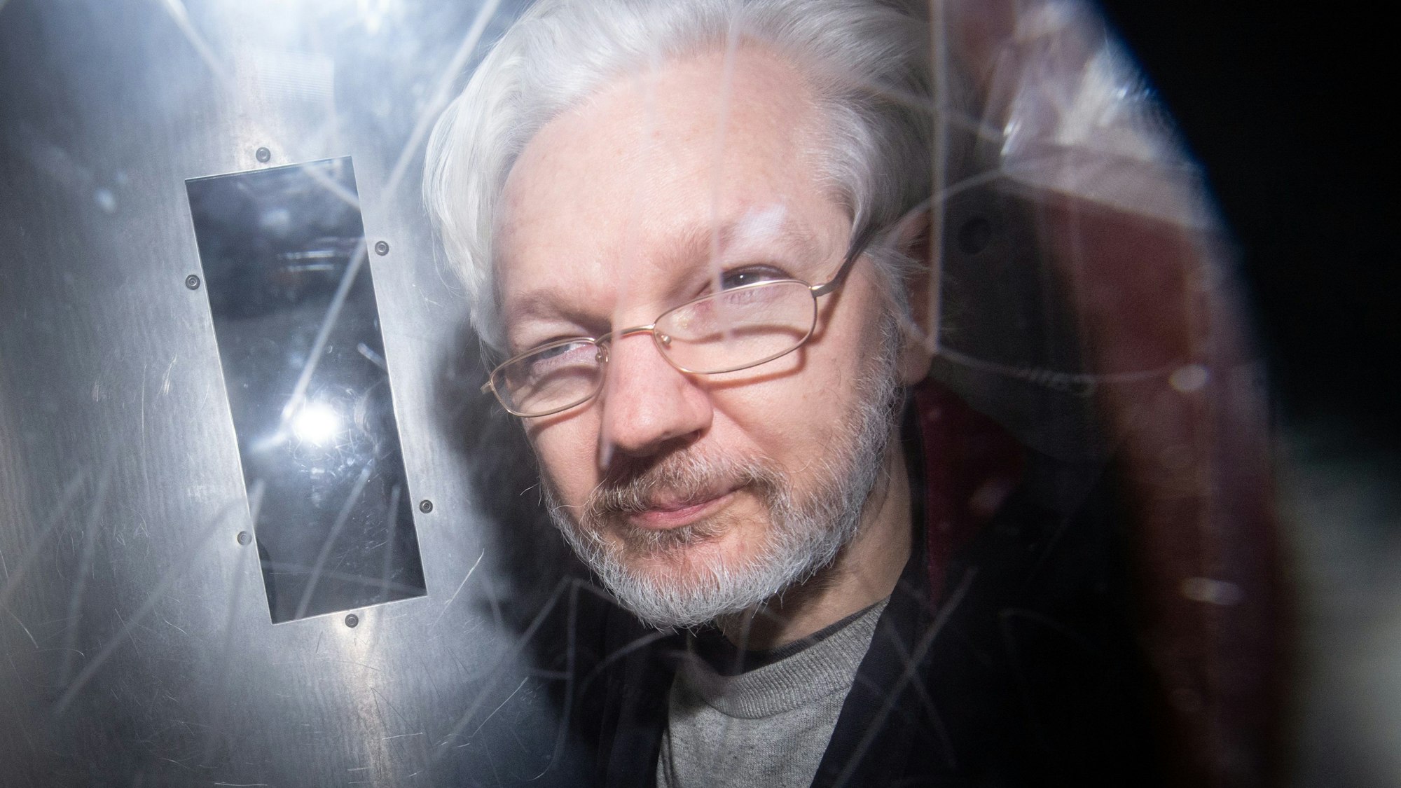 Wikileaks-Gründer Julian Assange verlässt das Gericht Westminster Magistrates Court nach einer Anhörung zum Auslieferungsgesuch der USA. Aufgenommen 2020.