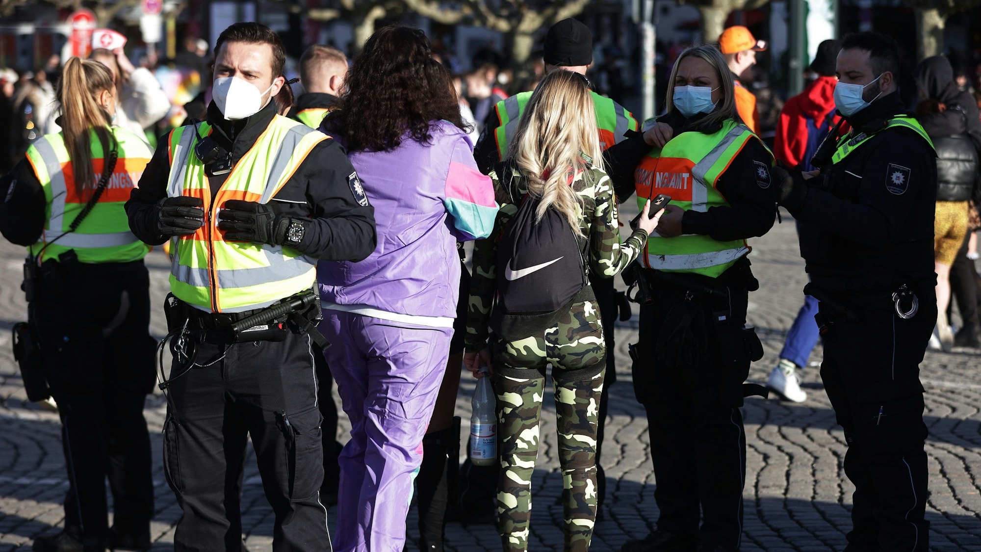 Die Polizei bei einer Kontrolle an Karneval (Symbolfoto).