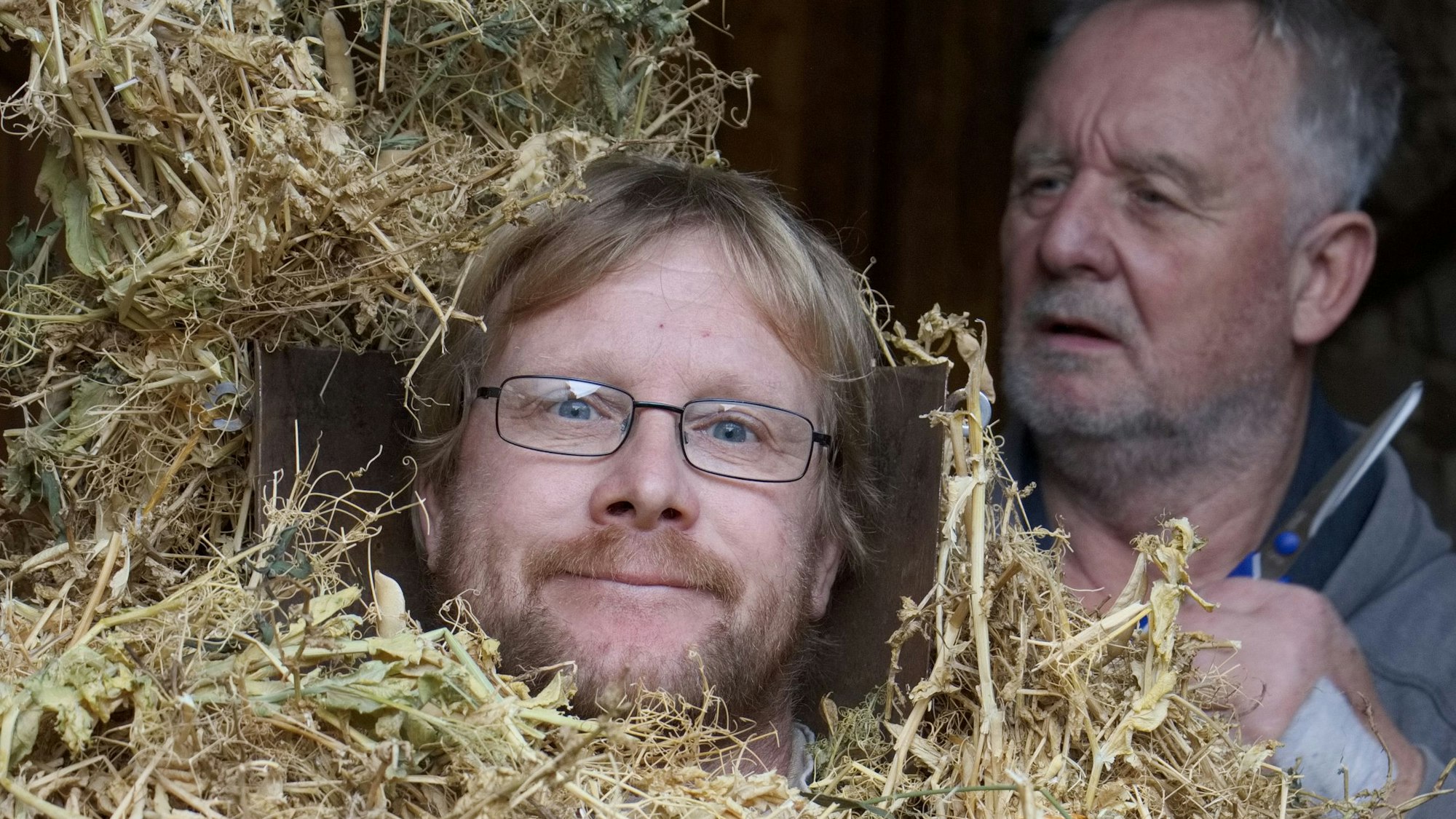 Sascha Henrichs ließ sich in Kirchheim zum achten Mal ins Äerzebär-Kostüm aus Erbsenstroh stecken.