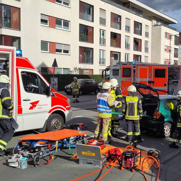 Feuerwehr und Rettungsdienst stehen auf der Straße nach einem Auffahrunfall auf der Friedrich-Karl-Str. in Niehl.