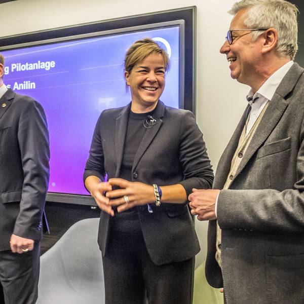 Thorsten Dreier, Mona Neubaur, Walter Leitner bei Covestro weihen eine Pilot-Anlage zur Herstellung von biobasiertem Anilin ein.