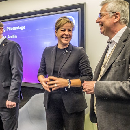 Thorsten Dreier, Mona Neubaur, Walter Leitner bei Covestro weihen eine Pilot-Anlage zur Herstellung von biobasiertem Anilin ein.