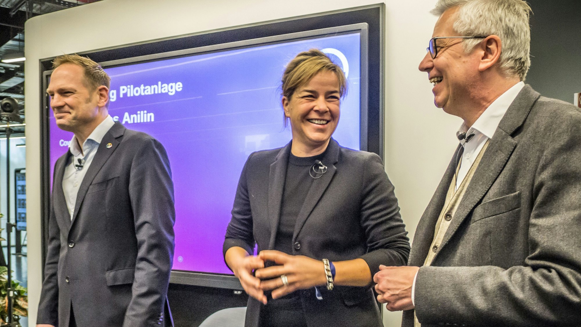 Thorsten Dreier, Mona Neubaur, Walter Leitner bei Covestro weihen eine Pilot-Anlage zur Herstellung von biobasiertem Anilin ein.