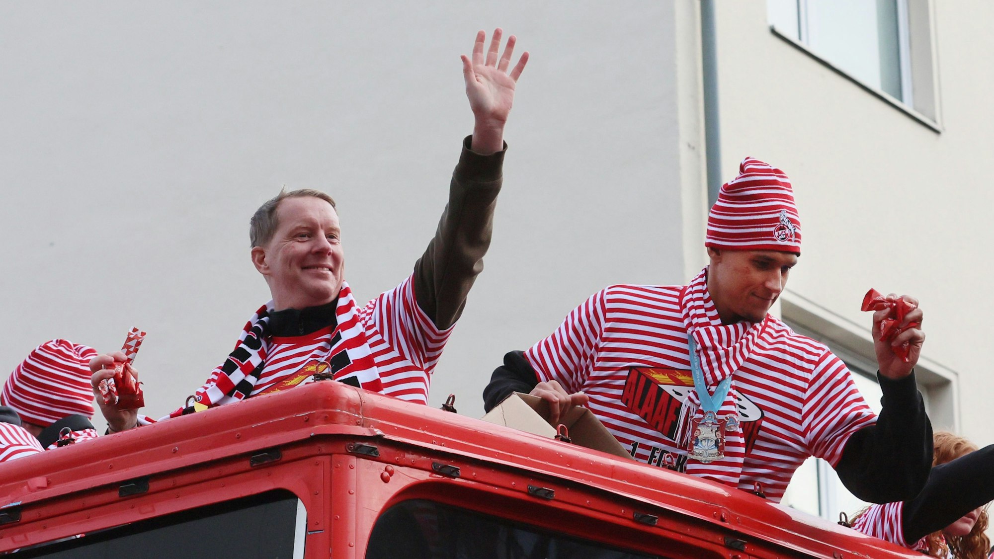 Trainer Timo Schultz (l.) und Stürmer Davie Selke grüßen vom FC-Wagen im Rosenmontags-Zug