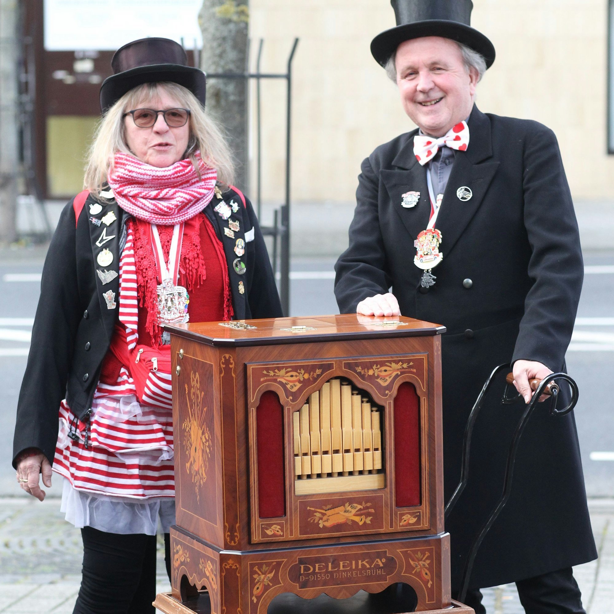 Ds Bild zeigt die Eheleute Hannelore und Max Kirschbaum mit einem Leierkasten.