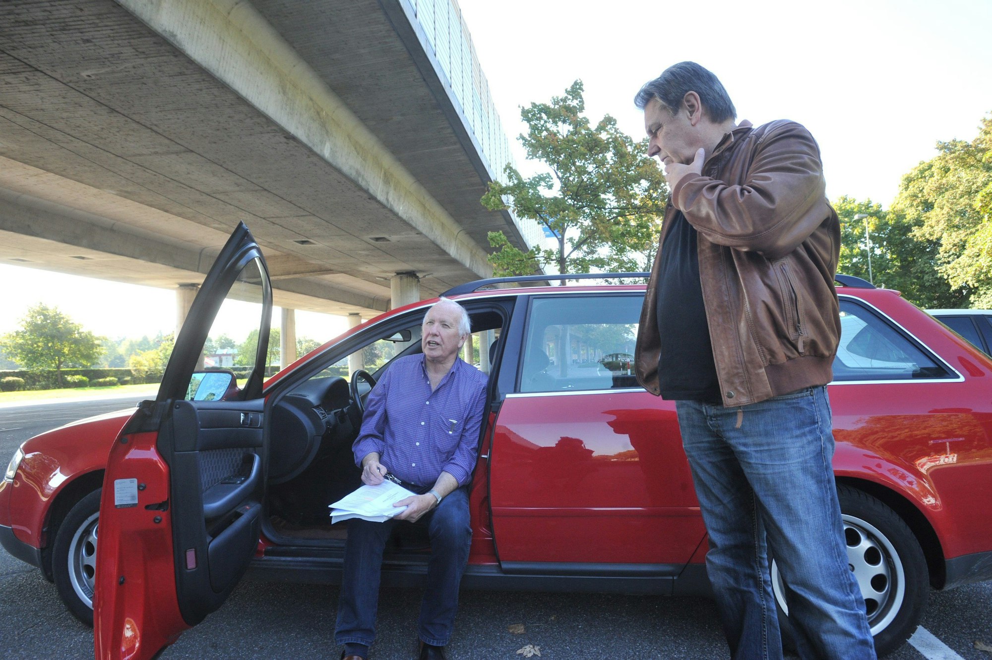 Erhard Schoofs unter der Stelzenautobahn mit Karl Schweiger.