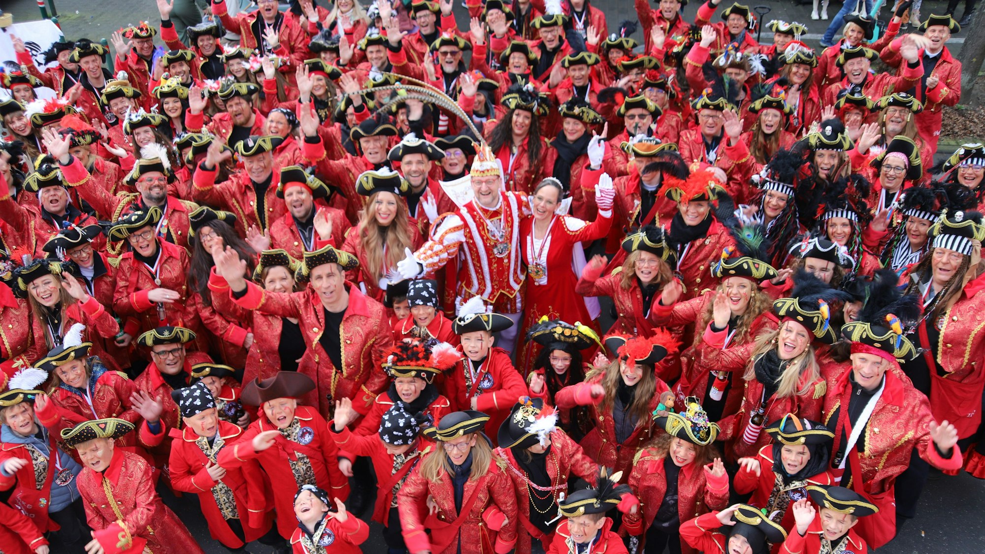 Der Rosenmontagszug in Hennef, es war der letzte des Zugleiters Christian Hauser. Er gibt sein Amt ab.