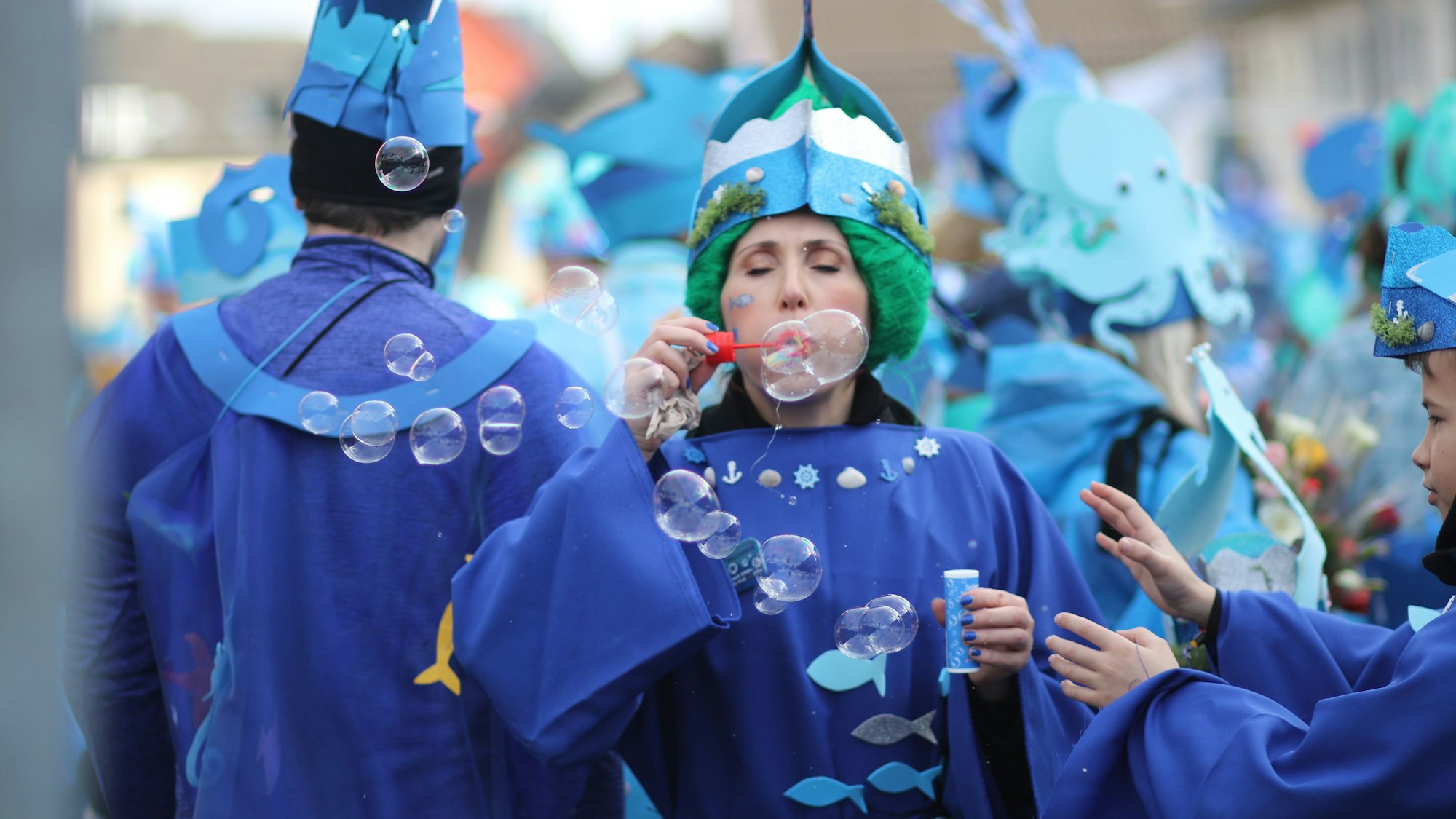 Farbenfroh und jeck: der Umzug am Karnevalsdienstag in Dellbrück. Mit dabei: die Schülerinnen und Schüler der KGS Dellbrück.