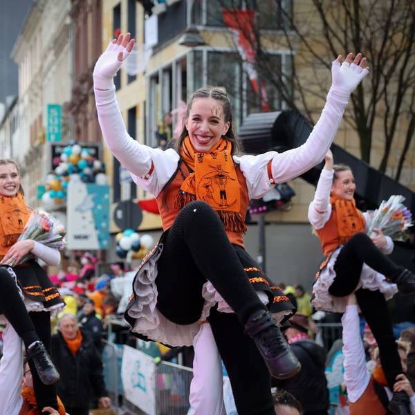 Tanzgruppe beim Rosenmontagszug 2024 in der Severinstraße.