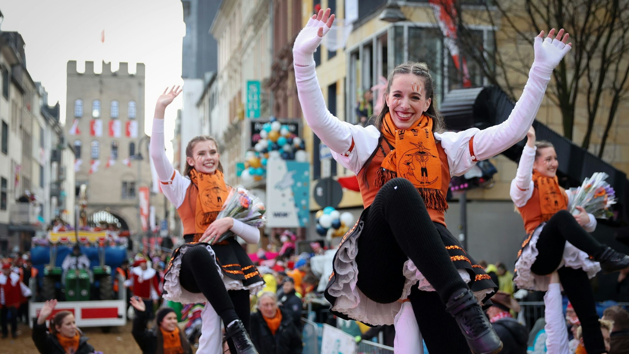 Tanzgruppe beim Rosenmontagszug 2024 in der Severinstraße.