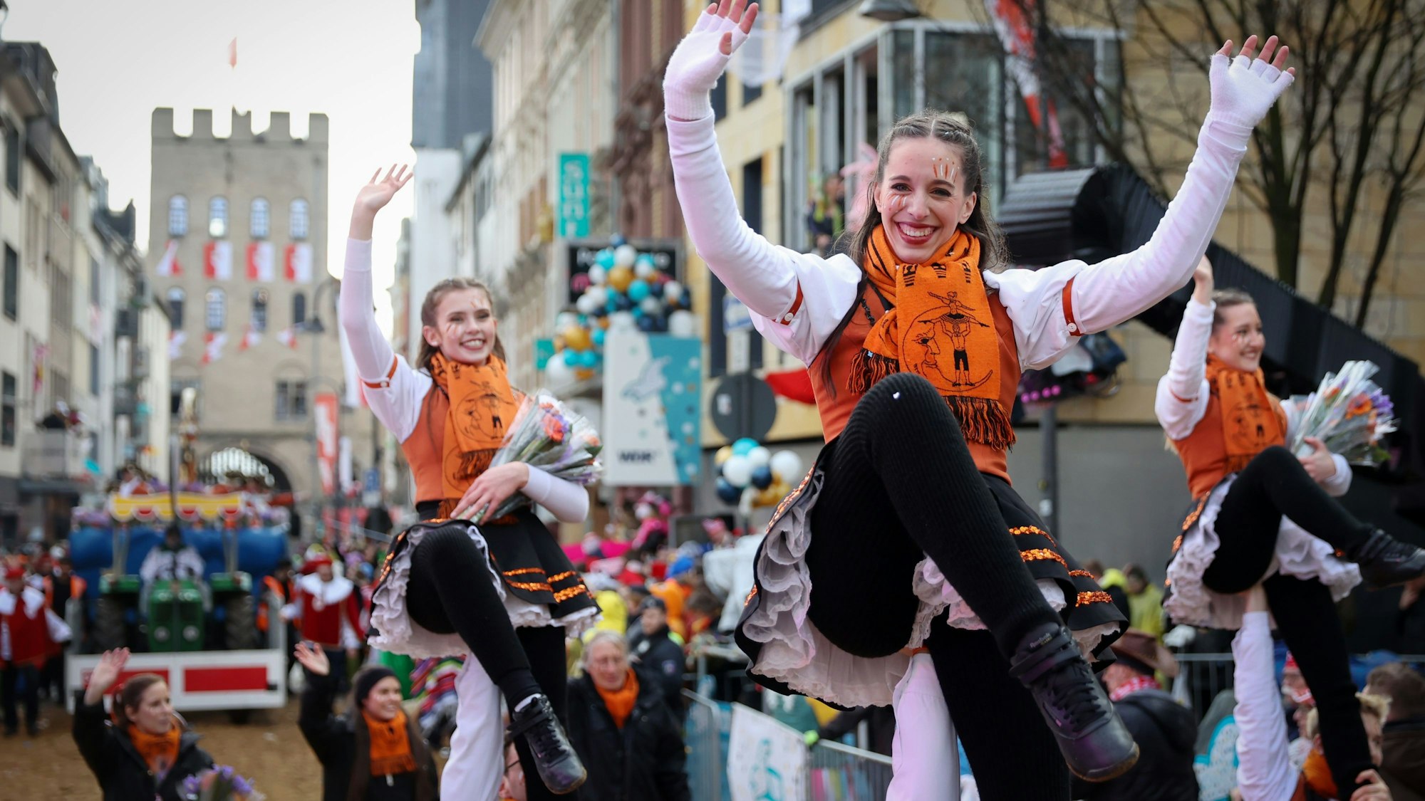 Hier zieht der Rosenmontagszug noch über die Severinstraße. Doch am Aschermittwoch endet der Karneval.
