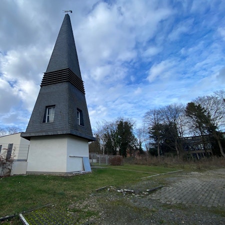 Zu sehen ist der Glockenturm der einstigen Johanneskirche.