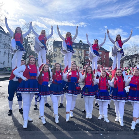 Die Tanzgruppe der „K.G. Alt Severin e.V. 1951“ zeigt eine Hebefigur.