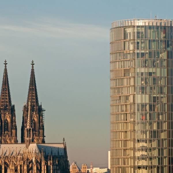 Büroimmobilie vor dem Kölner Dom.